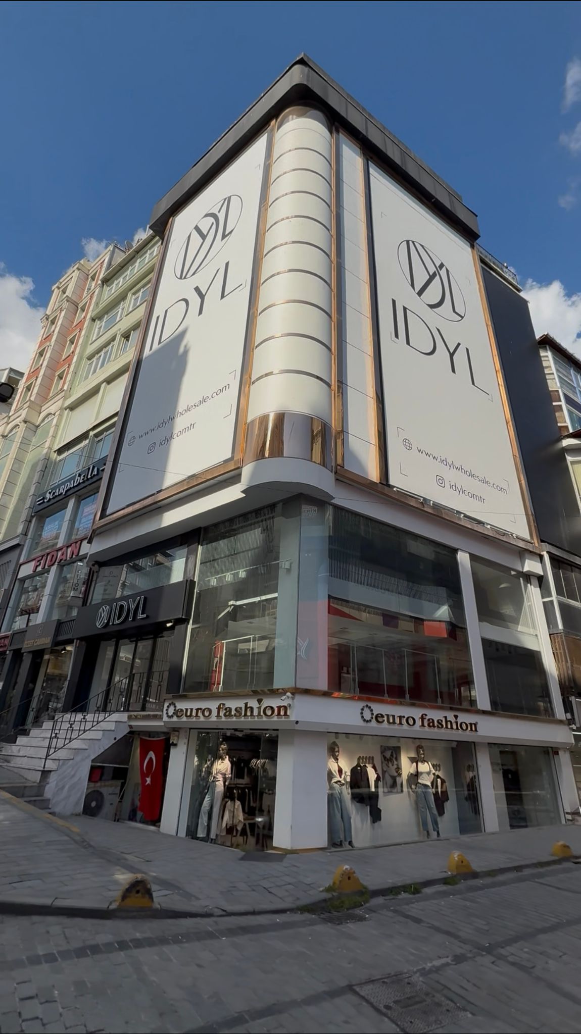 LALELİ`DE KOSKA CADDESİ ÜZERİNDE KÖŞEBAŞINDA KİRALIK-800 M2.KOMPLE BİNA
