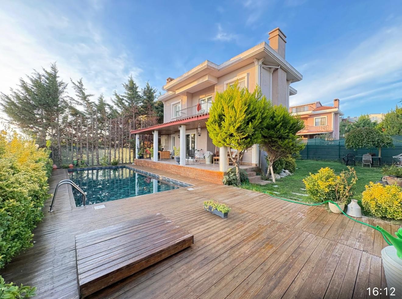 Selimpaşa Ortaköy’de Acil Satılık - 4 - Katlı. Yüzme Havuzlu Villa